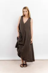 Vestido marrón de lino, corte midi, con escote en V y sin mangas.