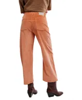 Pantalón de pana color naranja salmón, tiro alto, corte recto y largo cropped. Presenta cinco bolsillos y presillas para cinturón.