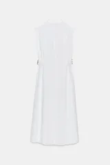 Vestido midi negro de lino, sin mangas, con cuello solapa, escote pico, botones frontales y trabillas con hebillas en la cintura.