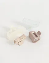 Set de cuatro broches para el pelo de diferentes formas y colores: blanco, celeste, rosa y beige.