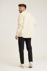 Pantalón de jean de corte recto color beige.