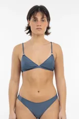 Conjunto de bikini azul con corpiño triangular con tirantes finos y bombacha clásica.