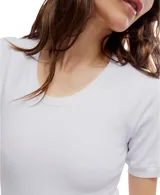 Bodysuit blanco con acabado ajustado y botón a presión, ideal para un look fresco.