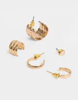 Set de cinco aros dorados con diferentes diseños: un aro tipo cuff, un aro tipo botón y tres aros tipo argolla de diferentes tamaños.