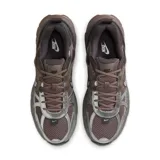 Championes Nike V2K Run color chocolate con detalles plateados.