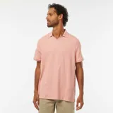 Remera rosa de punto de piqué con cuello en V y mangas cortas.