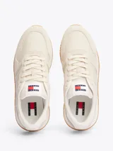 Zapatillas Tommy Jeans de estilo retro, color crema, con exterior de ante, interior de poliéster y suela de EVA.