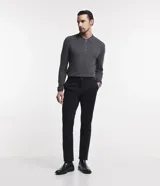 Pantalón de vestir negro, corte slim, sin pinzas, confeccionado en sarga de algodón con elastano.