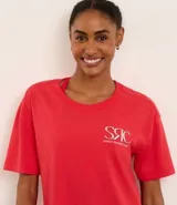 Remera cropped deportiva de microfibra color rojo, con cuello redondo, mangas cortas y lettering "SRC: Sport Running Club" estampado en el pecho.