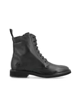 Borcego acordonado negro con detalles metálicos, fabricado en cuero vacuno de alta calidad. Presenta ajuste con cordones de algodón al tono, cierre lateral y aplique metálico con logo de marca.