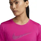 Remera deportiva Nike Dri-FIT color fucsia con logo Swoosh estampado en el pecho.