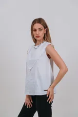 Musculosa blanca sin mangas con cuello babero de encaje.
