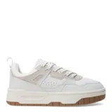 Zapatillas deportivas acordonadas color blanco con suela marrón.