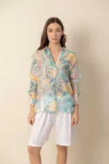 Bermuda de lino negra con cintura elastizada y cordón ajustable.
