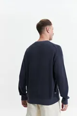 Buzo de punto azul marino, de corte oversize, con cuello redondo y puños.
