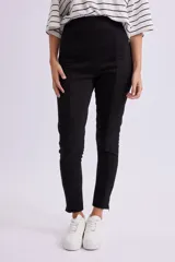 Calza negra de gamuza con cintura alta y corte ajustado.