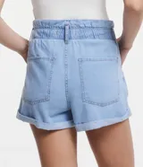 Short de jean celeste, modelo baggy, con cintura elástica, bolsillos delanteros y traseros y ruedo doblado.