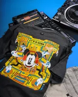 Remera gris melange de algodón con cuello redondo y calce oversize. Estampado en la espalda con diseño de Mickey Mouse DJ y la frase "It's a Vibe".