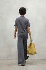 Pantalón gris de lino, de pierna ancha y cintura elástica.