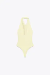 Body blanco de cuello halter drapeado con espalda descubierta y cierre inferior con botones a presión.