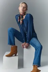 Pantalón de jean azul de tiro alto, con elastano, lavado localizado con bigotes y pierna recta.