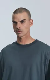 Remera corta color gris oscuro, de corte amplio y hombros caídos.