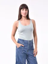 Musculosa básica de algodón color negro, con breteles finos y escote redondo.