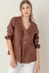 Camisa de jean celeste con cuello mao, abotonada al frente y mangas 3/4 con puños elásticos.