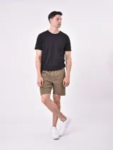 Bermuda color beige con cintura elastizada y cordón ajustable.