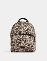 Mochila negra de tela deportiva con bolsillo frontal con cierre, correas regulables, manija superior, cierre superior y tag de goma.