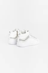 Zapatilla tipo botita de cuero negro con recortes de glitter negro y reptil, detalle de remaches metálicos y acceso lateral con cierre.