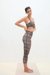 Calza capri deportiva con estampado animal print de leopardo.