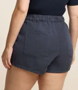 Short pollera azul marino de sarga de algodón, con tres botones dorados en el frente. Corte evasé.
