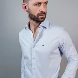 Camisa blanca de vestir, de corte clásico y manga larga.