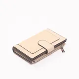 Billetera rectangular de cuero sintético color beige, con cierre de broche y cierre de cremallera.