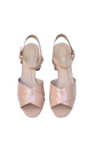 Sandalias de charol nude con plataforma y taco bloque.