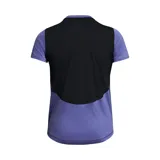 Remera deportiva negra de mujer con logo blanco en el pecho.