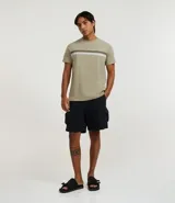 Remera de algodón color blanco con cuello redondo y mangas cortas. Presenta un diseño de rayas horizontales en tonos marrón y verde.