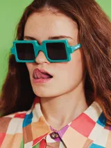 Lentes de sol con marco cuadrado color turquesa y cristales negros. Fabricados en Italia con acetato japonés. Diseñados en Uruguay.