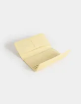 Billetera de cuerina con estampado de flores, fresas y cerezas. Tiene formato de fichero con solapa y broche en forma de corazón. Cuenta con compartimentos para tarjetas y billetes.