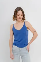 Musculosa amarilla de hilo con brillo sutil, de calce ajustado y breteles finos.