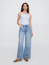 Musculosa celeste de punto canalé, con cuello cuadrado y tirantes anchos.