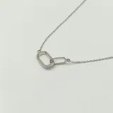Gargantilla de plata 925 con dije rectangular con circonias y cadena de eslabones finos.