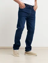 Pantalón de jean de corte recto, color azul.