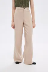 Pantalón de poliéster color beige, de corte recto y tiro alto.