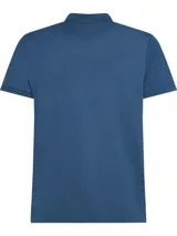 Chomba azul de algodón con cuello clásico, tapeta de dos botones y logo bordado en el pecho.