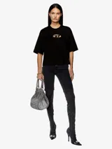 Camiseta Diesel color crudo de corte cuadrado, con cuello redondo y logo ovalado bordado en rojo.