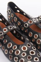 Ballerinas plateadas con múltiples ojalillos y tira con hebilla.