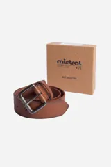 Cinturón marrón de cuero sintético con hebilla metálica plateada y logo de la marca grabado en la tira.