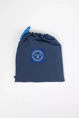 Short de baño azul marino con cintura elástica, cordón ajustable, dos bolsillos laterales y un bolsillo trasero.